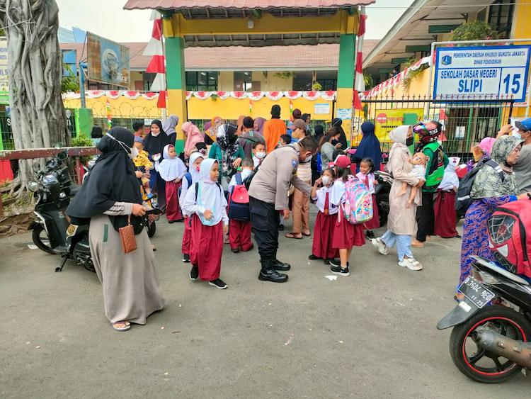 bhabinkamtibmas slipi revolusinews
