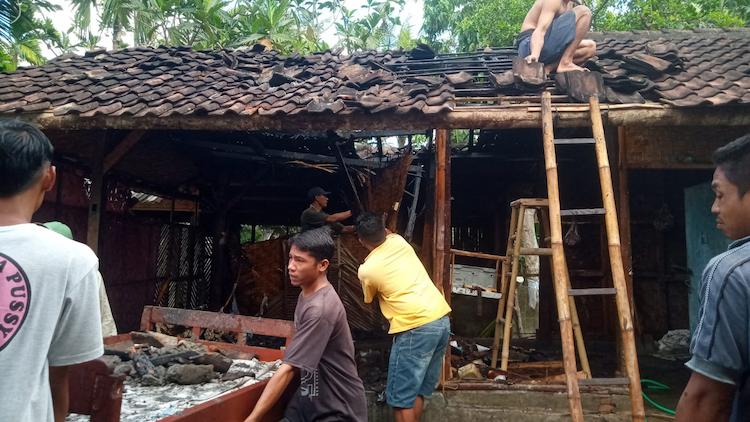 kebakaran rumah revolusinews kebakaran rumah revolusinews