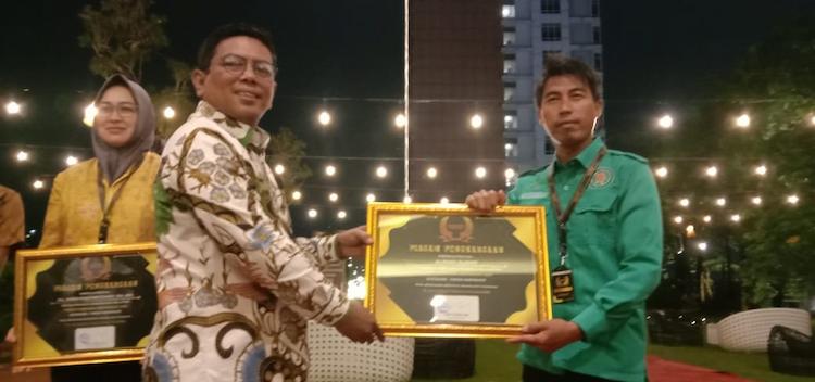 alwani ekowisata keranggan raih penghargaan award tangerang pos 2022 revolusinews revolusi news alwani ekowisata keranggan raih penghargaan award tangerang pos 2022 revolusinews revolusi news