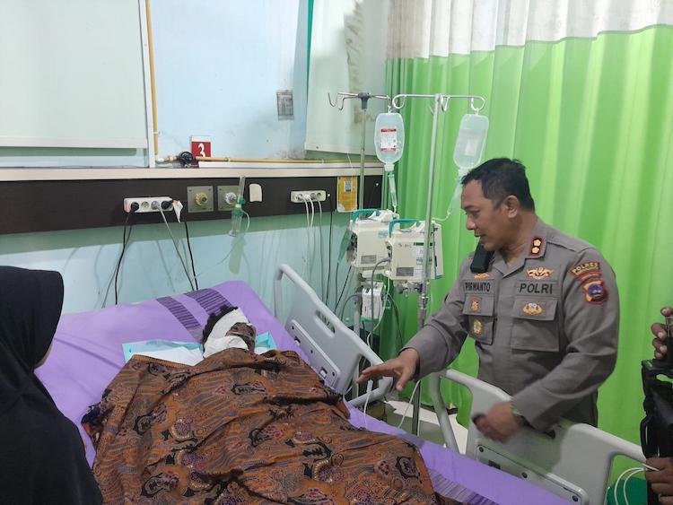 kapolres sawahlunto besuk korban ledakan tambang batubara revolusinews revolusi news kapolres sawahlunto besuk korban ledakan tambang batubara revolusinews revolusi news