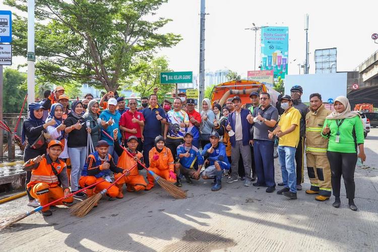 pemkot jakut bersihkan fly over dan trotoar revolusinews revolusi news pemkot jakut bersihkan fly over dan trotoar revolusinews revolusi news
