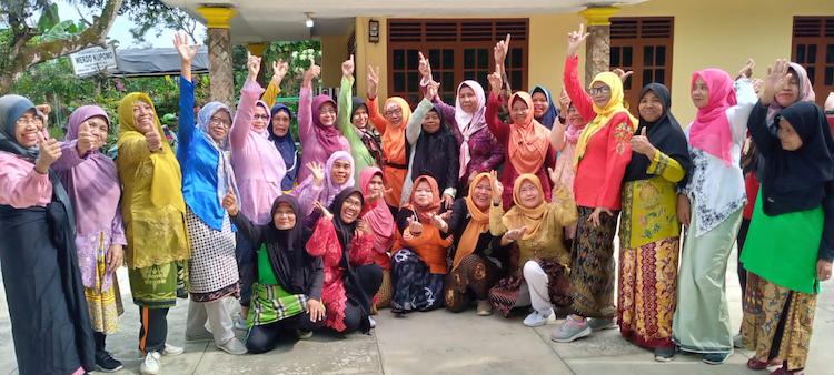 hari ibu senam lansia dusun rawakeling revolusinews revolusi news (1)