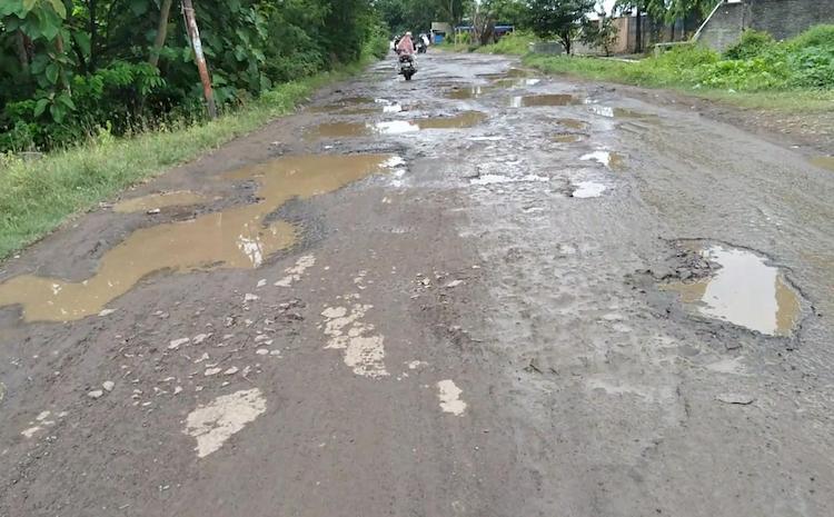 jalan raya gabuswetan rusak parah revolusinews revolusi news