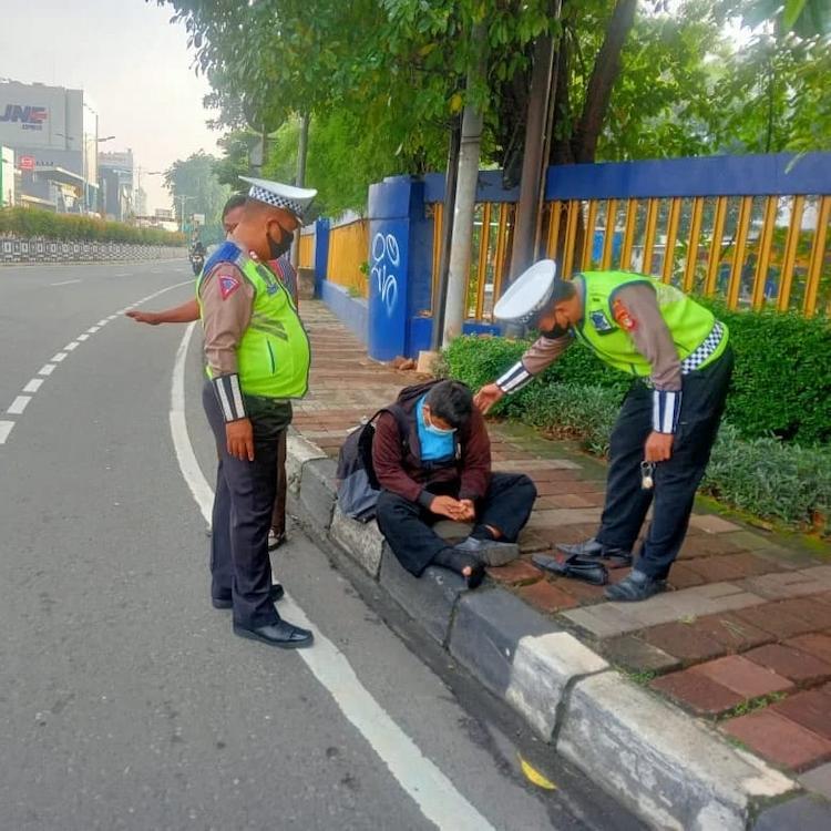 pengendara pingsan di tomang revolusinews revolusi news pengendara pingsan di tomang revolusinews revolusi news