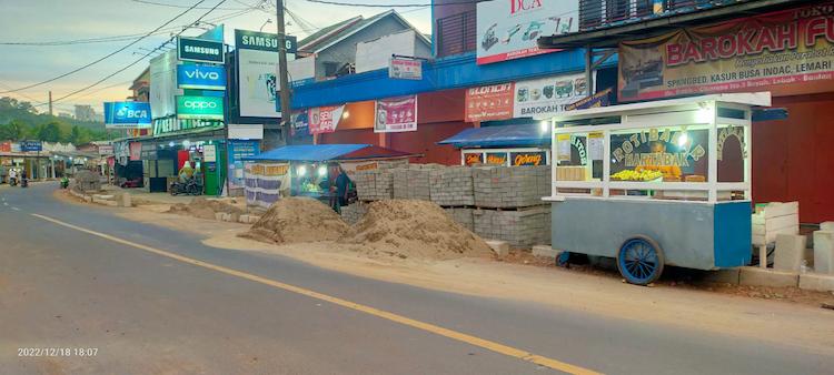 pengerjaan drainase jalan nasional iii bayah revolusinews revolusi news 1