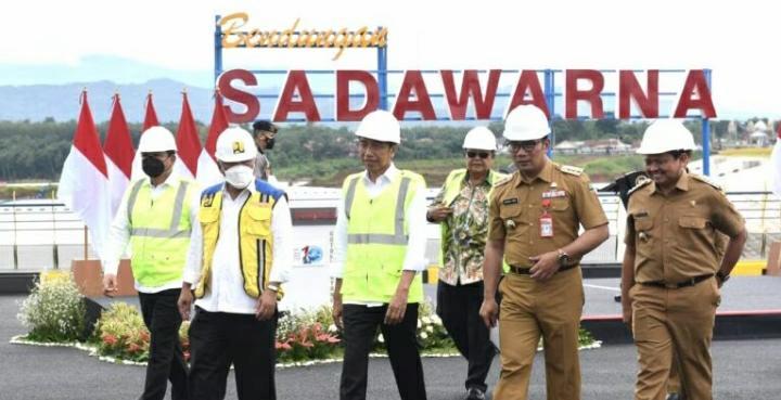 presiden jokowi resmikan bendungan sadawarna revolusinews revolusi news