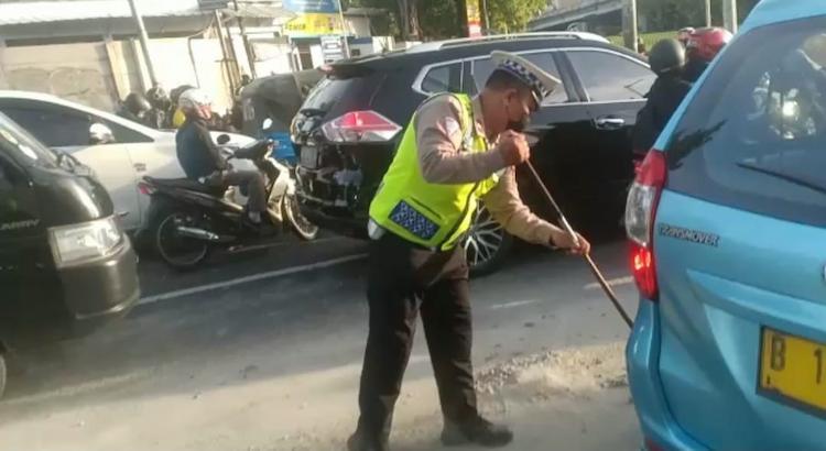 satlantas jakbar bersihkan kerikil tumpahan molen revolusinews revolusi news satlantas jakbar bersihkan kerikil tumpahan molen revolusinews revolusi news