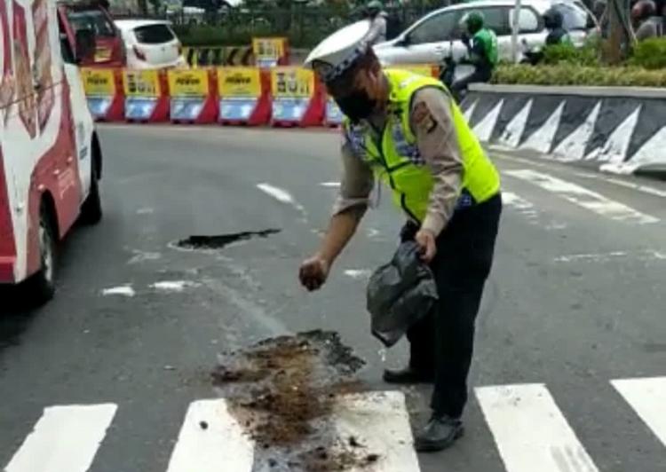 tumpahan oli di jalan daan mogot revolusinews revolusi news tumpahan oli di jalan daan mogot revolusinews revolusi news