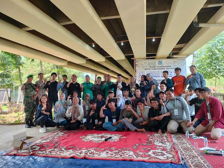 lukis batu sungai cisadane di festival padusan kampung ekowisata keranggan revolusinews revolusi news