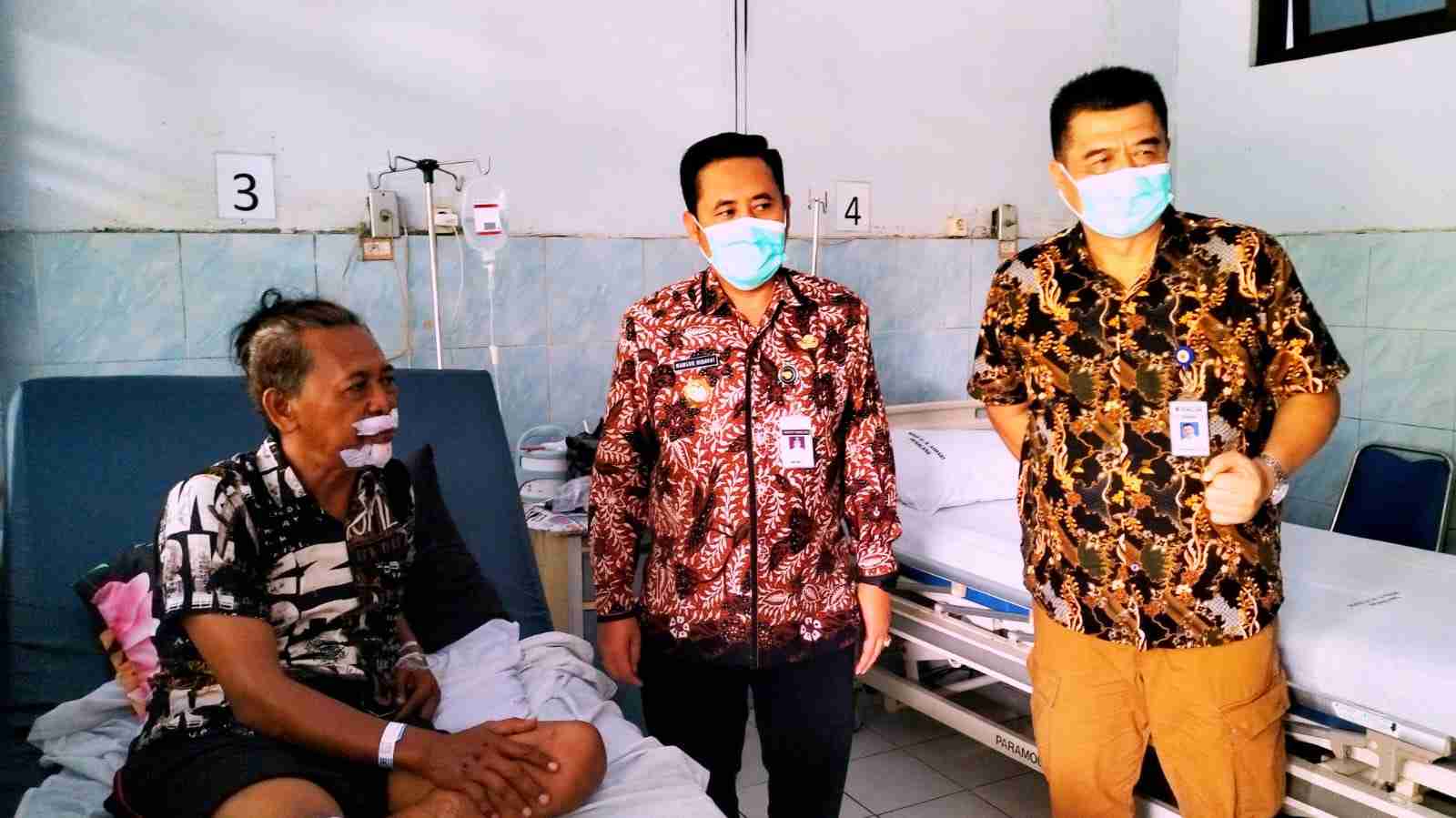 Bupati Pemalang Mansur Hidayat (tengah) didampingi oleh Dirut RSUD M, Ashari, dr. Kun Sriwibowo, Sp.B, (kanan) membesuk salah seorang Wartawan Media Revolusinews.com (RNews) Rae Kusnanto alias Markus (kiri) pada Rabu 22 Mei 2024. (Foto: Markus RNews