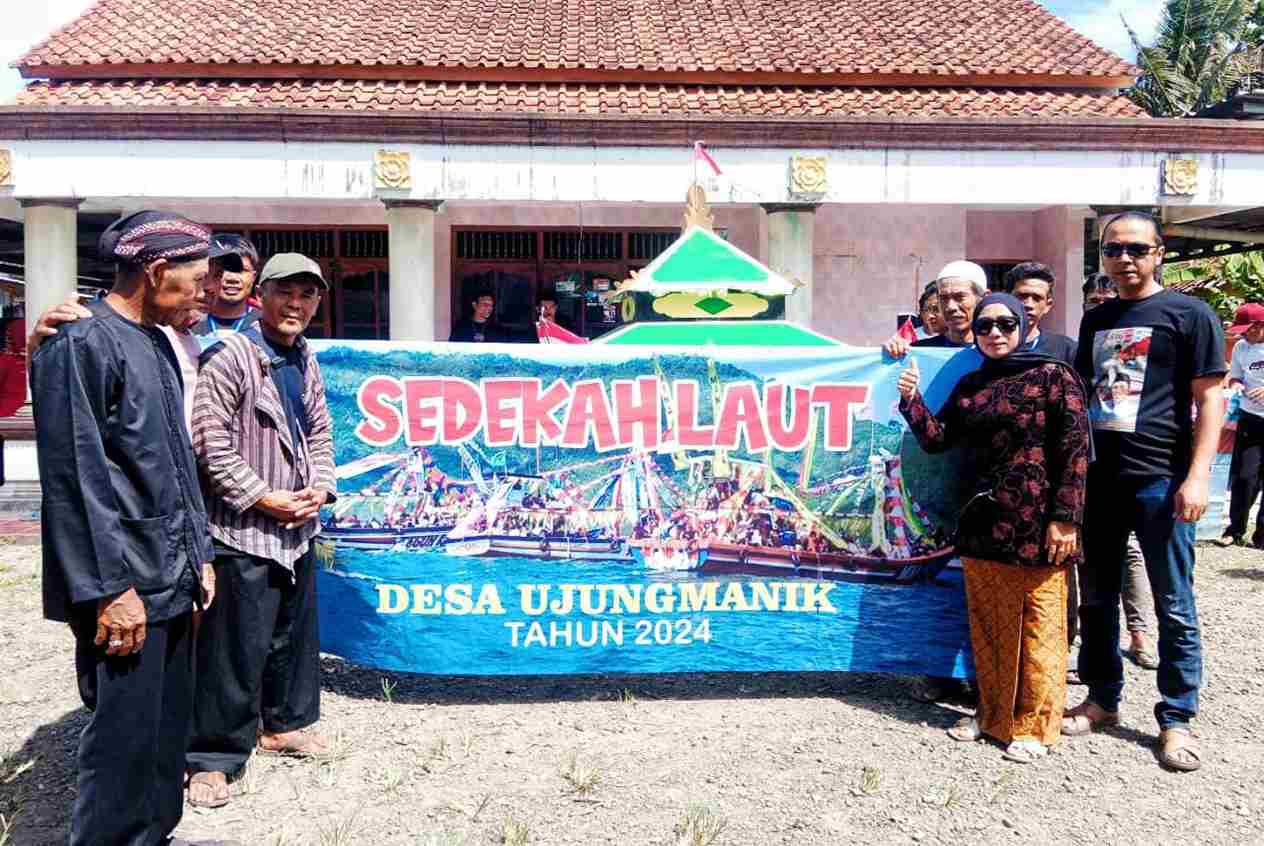 Rukun Nelayan Windu Langgeng Desa Ujungmanik melaksanakan tradisi sedekah laut atau larung sesaji pada Kamis (11/7/2024). (Foto : Tunjang Darsono RNews) Rukun Nelayan Windu Langgeng Desa Ujungmanik melaksanakan tradisi sedekah laut atau larung sesaji pada Kamis (11/7/2024). (Foto : Tunjang Darsono RNews)