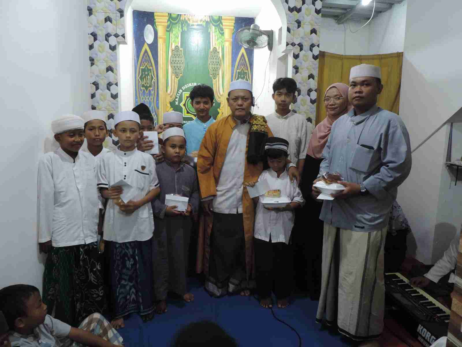 Pimpinan Ponpes Nurusyifah, Ustadz Adi Purwanto (tengah) bersama anak-anak yatim. (Foto : Frans RNews)