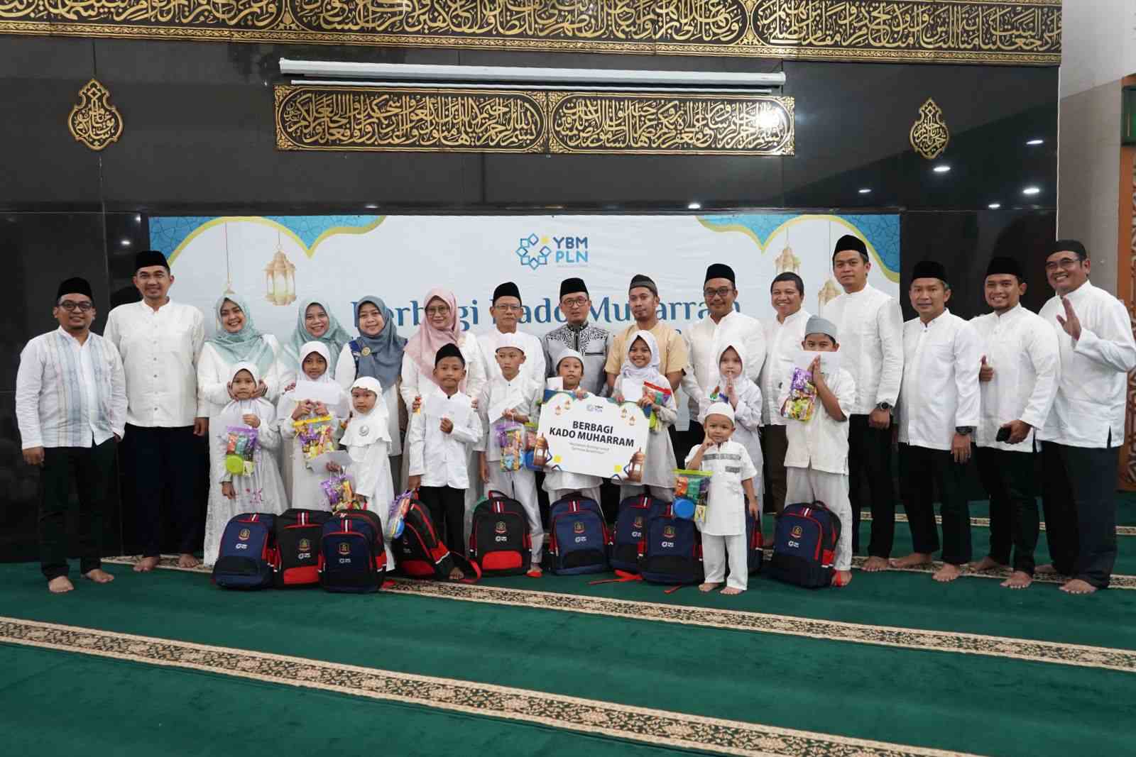 Foto bersama Manajemen PLN UID Jakarta Raya, Persatuan Istri Karyawan Karyawati (PIKK) PLN UID Jakarta Raya, YBM PLN UID Jakarta Raya dan para anak yatim dhuafa.