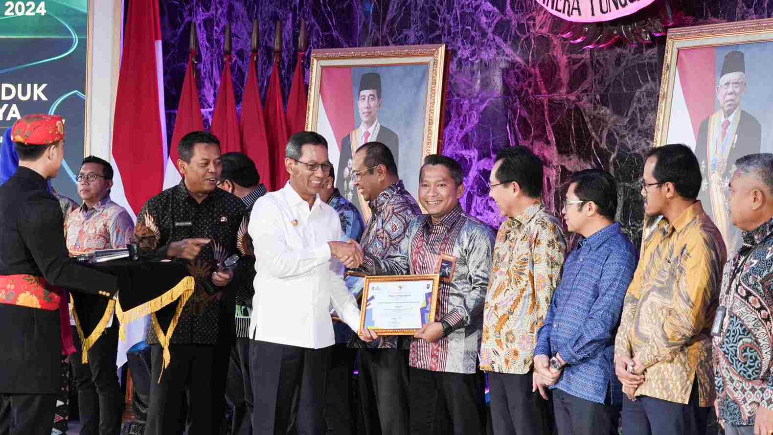 Senior Manager Komunikasi dan Umum PLN Unit Induk Distribusi Jakarta Raya, Haris Andika menerima penghargaan Derap Kerja Sama Jakarta 2024 yang diberikan langsung oleh PJ Gubernur DKI Jakarta, Heru Budi Hartono atas berhasilnya program pemberdayaan masyarakat yaitu Desa Berdjamur. Senior Manager Komunikasi dan Umum PLN Unit Induk Distribusi Jakarta Raya, Haris Andika menerima penghargaan Derap Kerja Sama Jakarta 2024 yang diberikan langsung oleh PJ Gubernur DKI Jakarta, Heru Budi Hartono atas berhasilnya program pemberdayaan masyarakat yaitu Desa Berdjamur.