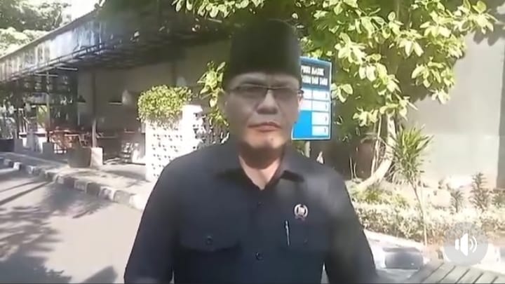 Ade Dasep saat dikonfirmasi penyampaian soal dugaan korupsi APBD Kabupaten Sukabumi. (Foto : Almiat Syahputra) Ade Dasep saat dikonfirmasi penyampaian soal dugaan korupsi APBD Kabupaten Sukabumi. (Foto : Almiat Syahputra)