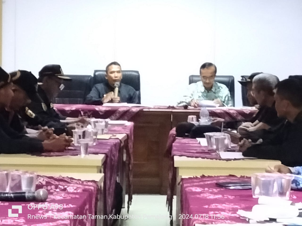 Di ruang rapat Kantor Bapeda Kabupaten Pemalang, 7 orang perwakilan Ulu-ulu vak lakukan Audensi yang diterima langsung Kepala Dinas Bapeda Drs.Muhamad Sidik. MSi., yang didampingi Kabid dan setafnya serta disaksikan beberapa Media Online dan petugas APH Polres Pemalang, Kamis (18/7/2024). (Foto : Markus RNews) Di ruang rapat Kantor Bapeda Kabupaten Pemalang, 7 orang perwakilan Ulu-ulu vak lakukan Audensi yang diterima langsung Kepala Dinas Bapeda Drs.Muhamad Sidik. MSi., yang didampingi Kabid dan setafnya serta disaksikan beberapa Media Online dan petugas APH Polres Pemalang, Kamis (18/7/2024). (Foto : Markus RNews)