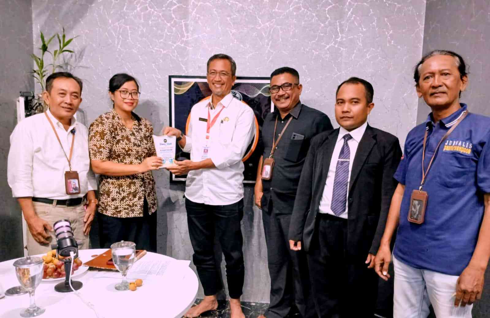 Kadis Dukcapil Kabupaten Pemalang, Drs, Hendro Susilo,.MAP (tengah) ketika menerima Cinderamata dari Tim Podcast Putra Pratama saat menjadi narasumber dialog Serba-serbi Indonesia pada Selasa (30/7/2024). (Foto : Rae Kusnanto RNews) Kadis Dukcapil Kabupaten Pemalang, Drs, Hendro Susilo,.MAP (tengah) ketika menerima Cinderamata dari Tim Podcast Putra Pratama saat menjadi narasumber dialog Serba-serbi Indonesia pada Selasa (30/7/2024). (Foto : Rae Kusnanto RNews)