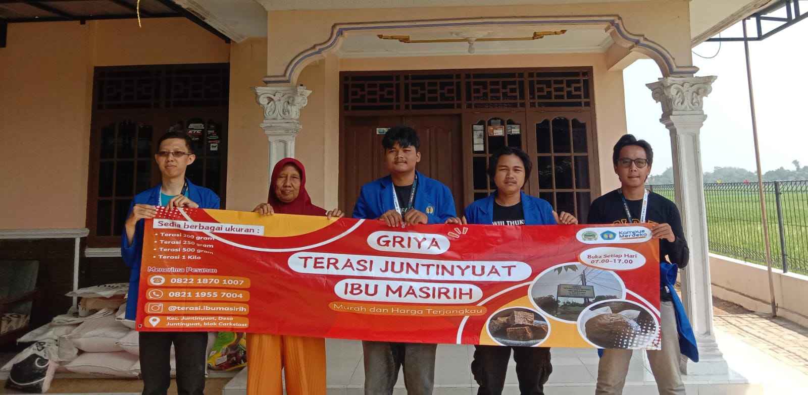 Kunjungan Mahasiswa KKN-T UNMA Desa Juntikedokan yang diketuai oleh Muhammad Farhan Ramadhan dan Wakil Ketua Nazwa Rahma Kartini di rumah produksi terasi Griya Juntinyuat Ibu Masirih yang berlokasi di Kecamatan Juntinyuat, Kabupaten Indramayu, Jawa Barat pada 20 Juli 2024. (Foto : Afifudin RNews) Kunjungan Mahasiswa KKN-T UNMA Desa Juntikedokan yang diketuai oleh Muhammad Farhan Ramadhan dan Wakil Ketua Nazwa Rahma Kartini di rumah produksi terasi Griya Juntinyuat Ibu Masirih yang berlokasi di Kecamatan Juntinyuat, Kabupaten Indramayu, Jawa Barat pada 20 Juli 2024. (Foto : Afifudin RNews)