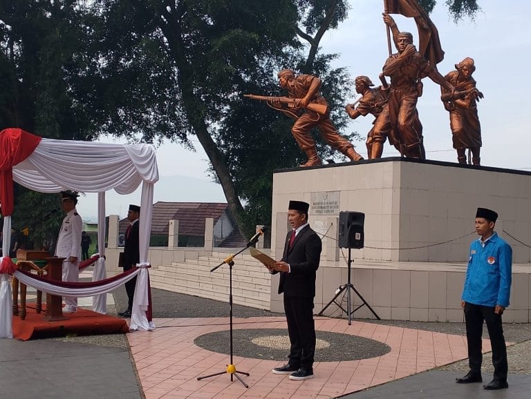 Teddy Setiadi Anggota DPRD dari Fraksi Gerindra Kabupaten Sukabumi membacakan teks Proklamasi dalam upacara peringatan Hari Kemerdekaan Republik Indonesia ke-79 pada Sabtu (17/8/2024). (Foto : Almiat Syahputra RNews)