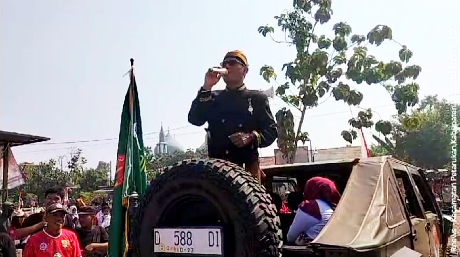 Kepala Desa Pegundan, Sutrisno menyampaikan pidato sebelum melepas peserta karnaval kreasi dari titik kumpul Lapangan Krida Muda pada Minggu (18/8/2024). (Foto : Markus RNews)