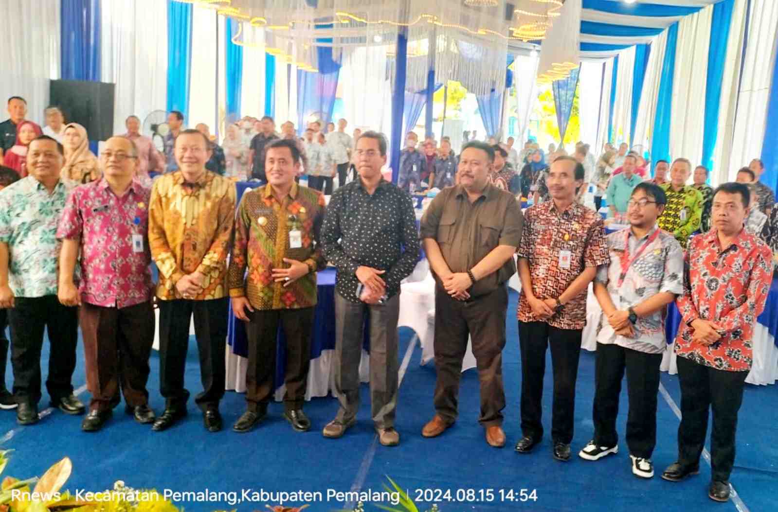 Foto bersama dengan Jajaran PDAM, Bupati Mansur Hidayat (tengah) bersama Selamet Efendi Dirut PDAM, (15/8/2024) (Foto : Rae Kusnanto RNews) Foto bersama dengan Jajaran PDAM, Bupati Mansur Hidayat (tengah) bersama Selamet Efendi Dirut PDAM, (15/8/2024) (Foto : Rae Kusnanto RNews)