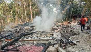 Tampak bangunan rumah milik Slamet Riyadi warga Dusun Bendagede, Desa Binangun, Kecamatan Bantarsari, Kabupaten Cilacap ludes terbakar pada Jumat (23/8/2024). (Foto : Tunjang Darsono RNews) Tampak bangunan rumah milik Slamet Riyadi warga Dusun Bendagede, Desa Binangun, Kecamatan Bantarsari, Kabupaten Cilacap ludes terbakar pada Jumat (23/8/2024). (Foto : Tunjang Darsono RNews)