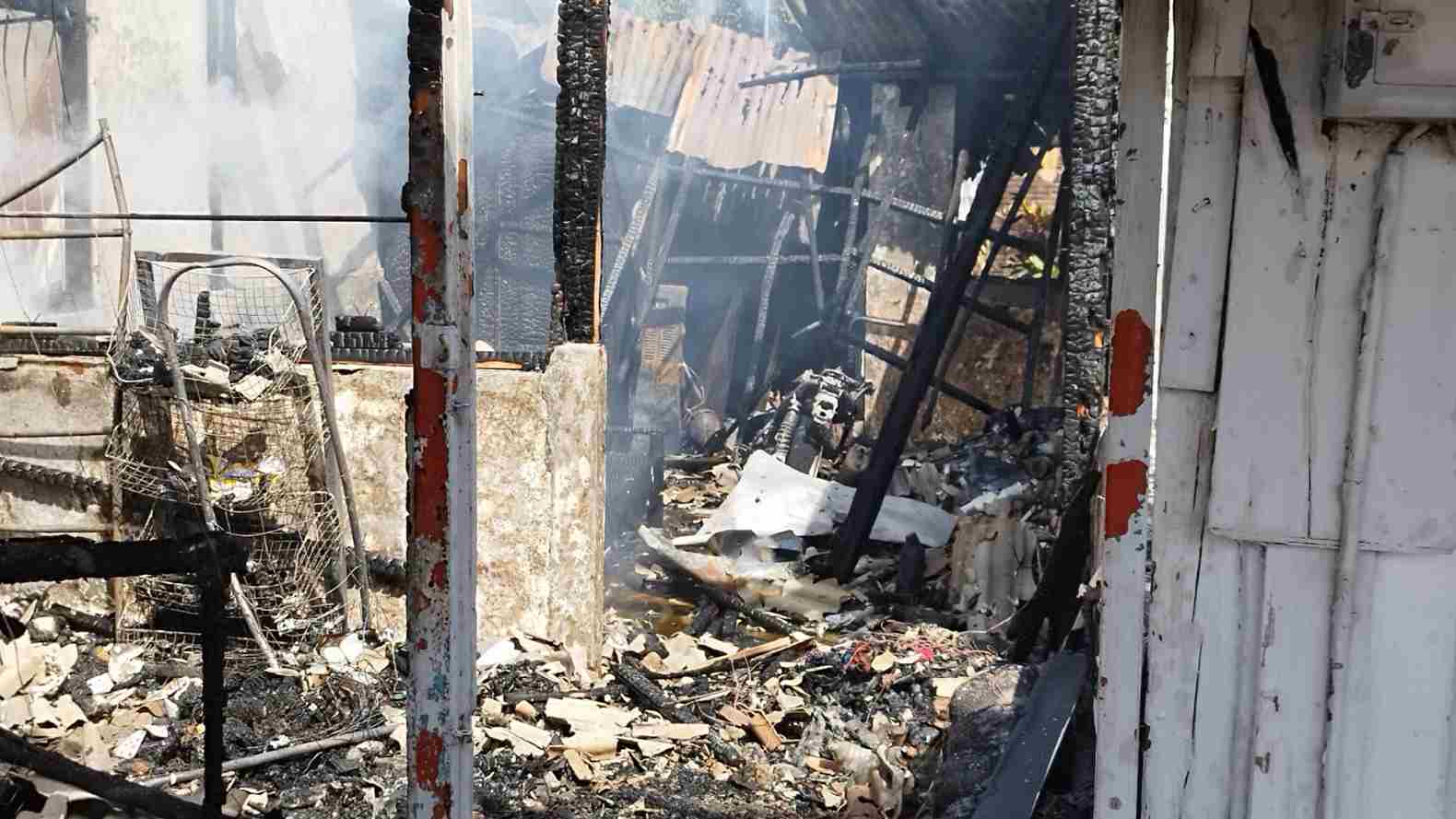 Sebuah warung mie ayam dan sembako ludes terbakar dilahap si jago merah di RT 02 RW 01, Jalan MT Haryono Relokasi No. 69, Pasiran, Tegalreja, Cilacap Selatan, Kabupaten Cilacap, Jawa Tengah pada Selasa (27/8/2024) pagi. (Foto : Apri Sugiarto RNews) Sebuah warung mie ayam dan sembako ludes terbakar dilahap si jago merah di RT 02 RW 01, Jalan MT Haryono Relokasi No. 69, Pasiran, Tegalreja, Cilacap Selatan, Kabupaten Cilacap, Jawa Tengah pada Selasa (27/8/2024) pagi. (Foto : Apri Sugiarto RNews)
