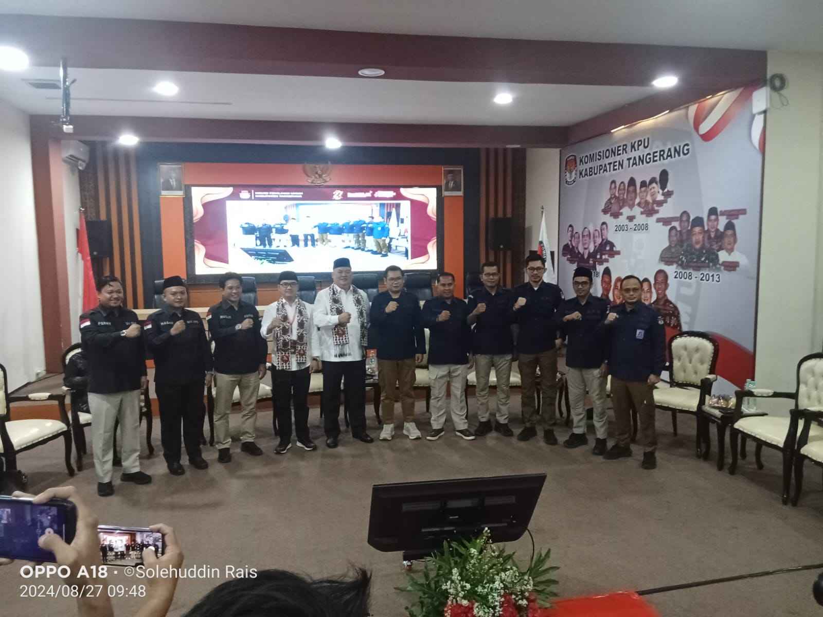 Pasangan H Zulkarnain dan Lerru Yustira mendaftarkan diri sebagai Calon Bupati (Cabup) dan Calon Wakil Bupati (Cawabup) Kabupaten Tangerang ke KPUD pada Selasa (27/8/2024). (Foto : Solehuddin RNews)