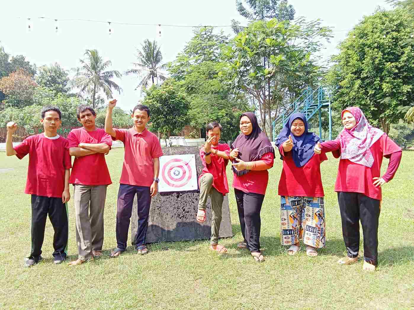 Anak Kebutuhan Khusus (ABK) di bawah naungan Rumah Bina Kreatif Indonesia (RBKI) dilatih konsentrasi antara gaya pikiran kekutan sportifitas dan kerjasama yaitu latihan panahan di Kampung Ekowisata Keranggan pada Selasa (27/8/2024). (Foto : Bowie RNews) Anak Kebutuhan Khusus (ABK) di bawah naungan Rumah Bina Kreatif Indonesia (RBKI) dilatih konsentrasi antara gaya pikiran kekutan sportifitas dan kerjasama yaitu latihan panahan di Kampung Ekowisata Keranggan pada Selasa (27/8/2024). (Foto : Bowie RNews)