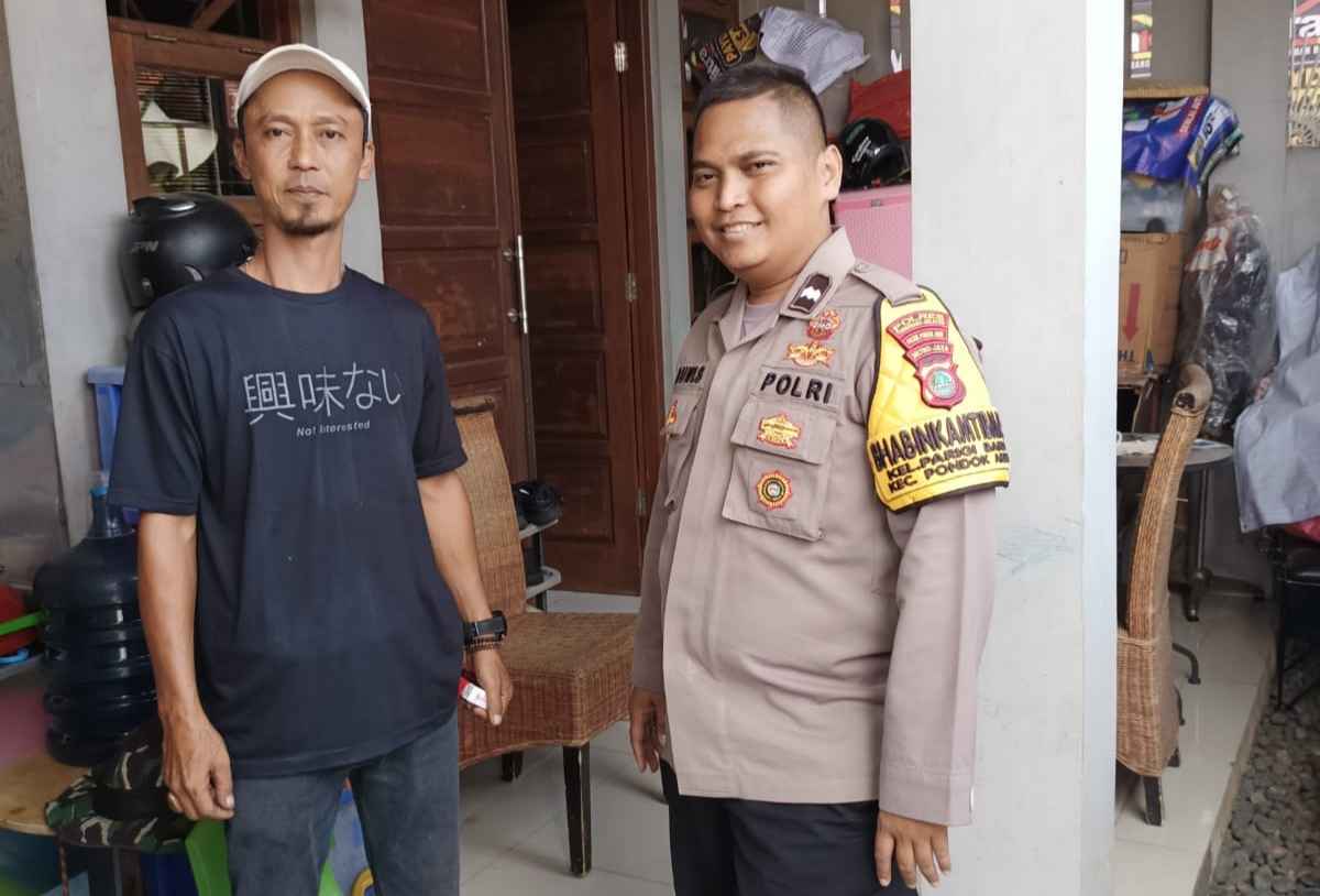 Bhabinkamtibmas Kelurahan Perigi Baru Polsek Pondok Aren, Aipda Duwi Seswanto (kanan) dan Ketua RT setempat (kiri). (Foto : Bowie RNews) Bhabinkamtibmas Kelurahan Perigi Baru Polsek Pondok Aren, Aipda Duwi Seswanto (kanan) dan Ketua RT setempat (kiri). (Foto : Bowie RNews)