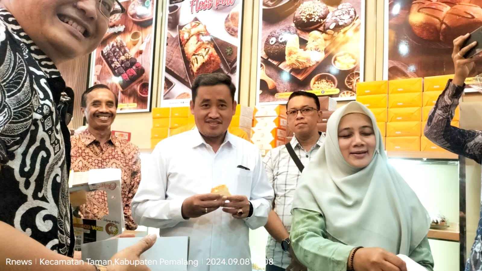 Bupati Pemalang, Mansur Hidayat didampingi Ketua TP PKK Santi Rosalia serta jajaran OPD Kabupaten Pemalang usai pemotongan pita di ruang showcase pada Minggu (9/9/24). (Foto : Rae Kusnanto RNews) Bupati Pemalang, Mansur Hidayat didampingi Ketua TP PKK Santi Rosalia serta jajaran OPD Kabupaten Pemalang usai pemotongan pita di ruang showcase pada Minggu (9/9/24). (Foto : Rae Kusnanto RNews)