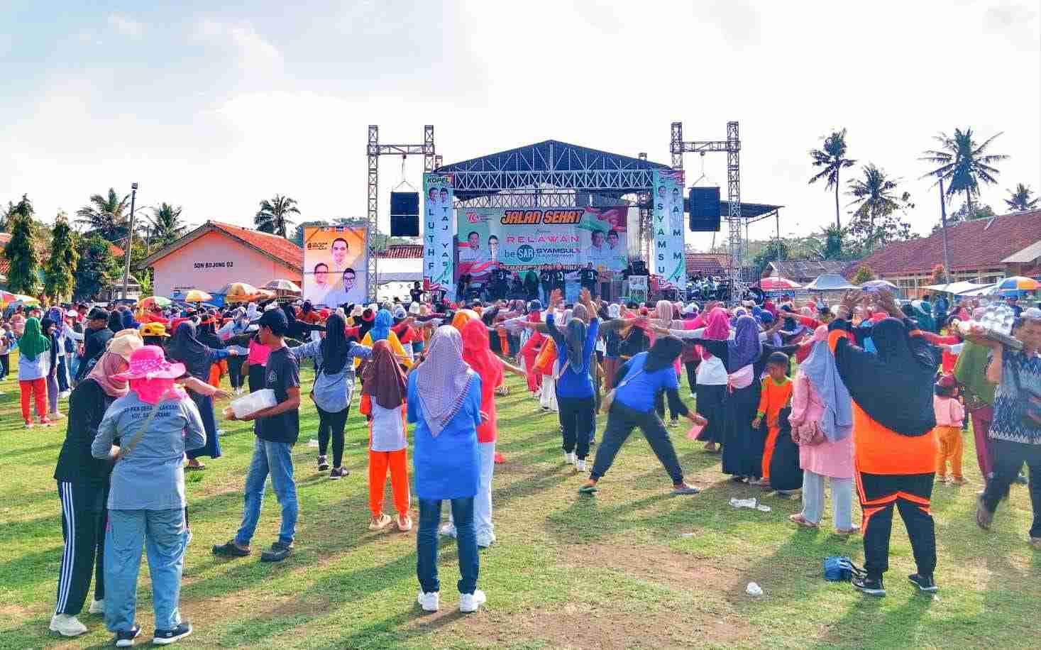 Peserta jalan santai memasuki area titik kumpul di Lapangan Desa Bojong, Kecamatan Kawunganten, Kabupaten Cilacap pada Sabtu (14/9/24). (Foto : Tunjang Drs RNews)