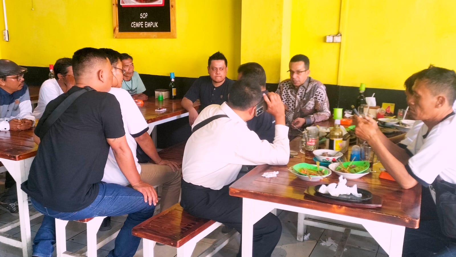 Rizal Bawazier anggota DPR RI terpilih periode 2024-2029 Daerah Pemilihan Jawa Tengah X ngopi bareng bersama awak media di Pemalang pada Sabtu (14/9). (Foto Rae Kusnanto RNews)