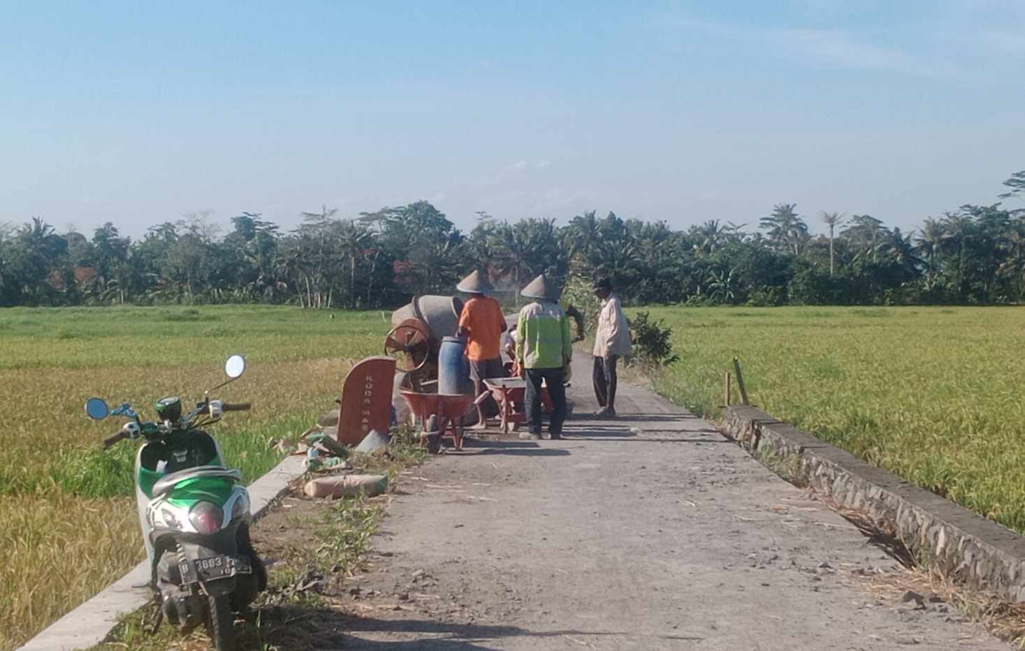 MasyarakatDdesa Babaky selaku tenaga kerja dalam pelaksanaan kegiatan pembangunan. (Foto ; Tunjang Drs RNews) MasyarakatDdesa Babaky selaku tenaga kerja dalam pelaksanaan kegiatan pembangunan. (Foto ; Tunjang Drs RNews)