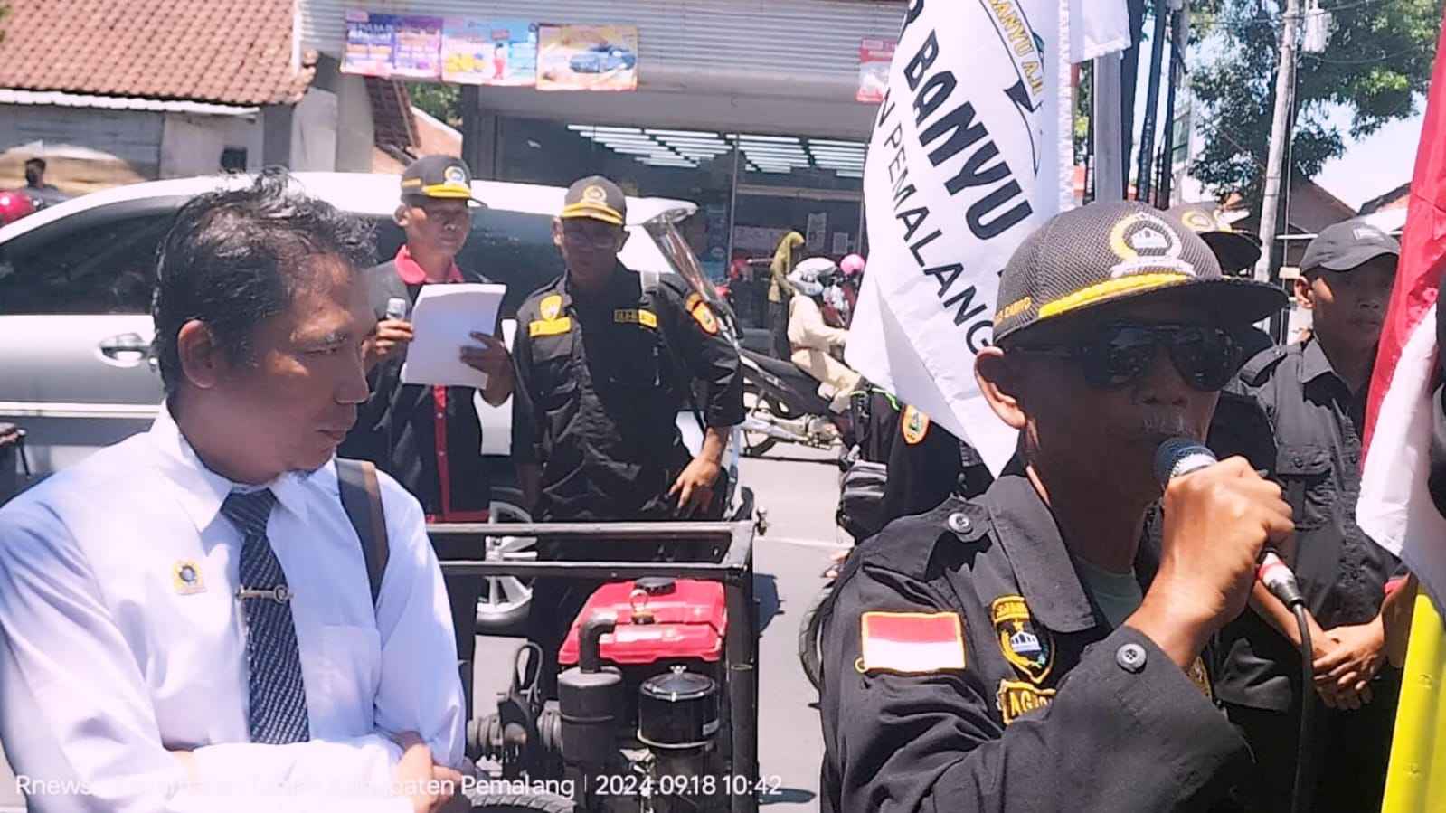 Ratusan massa pengurus Ulu-ulu Vak Kabupaten Pemalang bersama Pendamping tim Advokasi baju putih Mufidi, SH,. Rabu (18/9/2024). (Foto Rae Kusnanto RNews) Ratusan massa pengurus Ulu-ulu Vak Kabupaten Pemalang bersama Pendamping tim Advokasi baju putih Mufidi, SH,. Rabu (18/9/2024). (Foto Rae Kusnanto RNews)