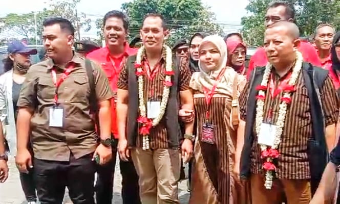Setyo Budi Wibowo (SBW) Calon Bupati Cilacap bersama Istri dan Fahrur Rozi Calon Wakil Bupati Cilacap periode 2024-2029. (Foto : Tunjang Drs RNews)