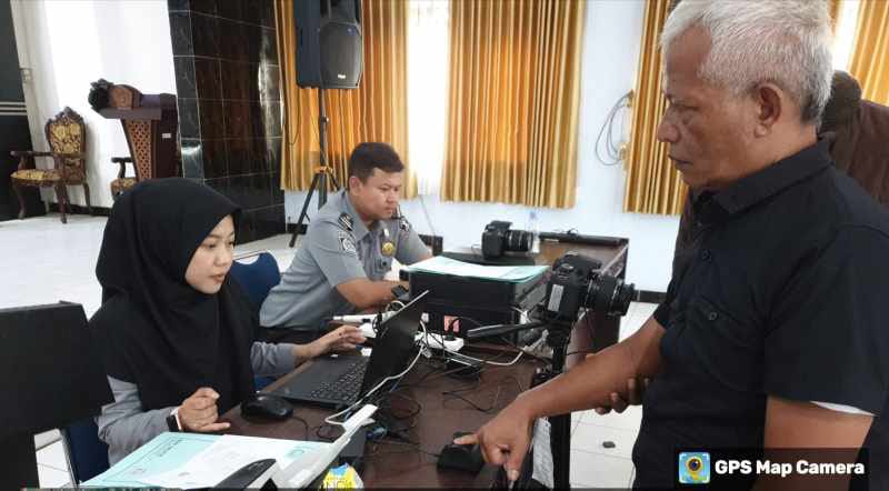 Kantor Imigrasi Cilacap memberikan pelayanan Paspor perdana Kancil Ngapak kepada masyarakat pemohon paspor. (Foto : Tunjang Drs RNews) Kantor Imigrasi Cilacap memberikan pelayanan Paspor perdana Kancil Ngapak kepada masyarakat pemohon paspor. (Foto : Tunjang Drs RNews)