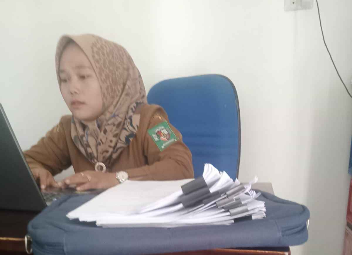 Bendahara Nagori Tumorang, Friska saat diwawancarai wartawan di ruang kerjanya pada Senin (2/9/2024). (Foto : Arifin Turnip RNews) Bendahara Nagori Tumorang, Friska saat diwawancarai wartawan di ruang kerjanya pada Senin (2/9/2024). (Foto : Arifin Turnip RNews)