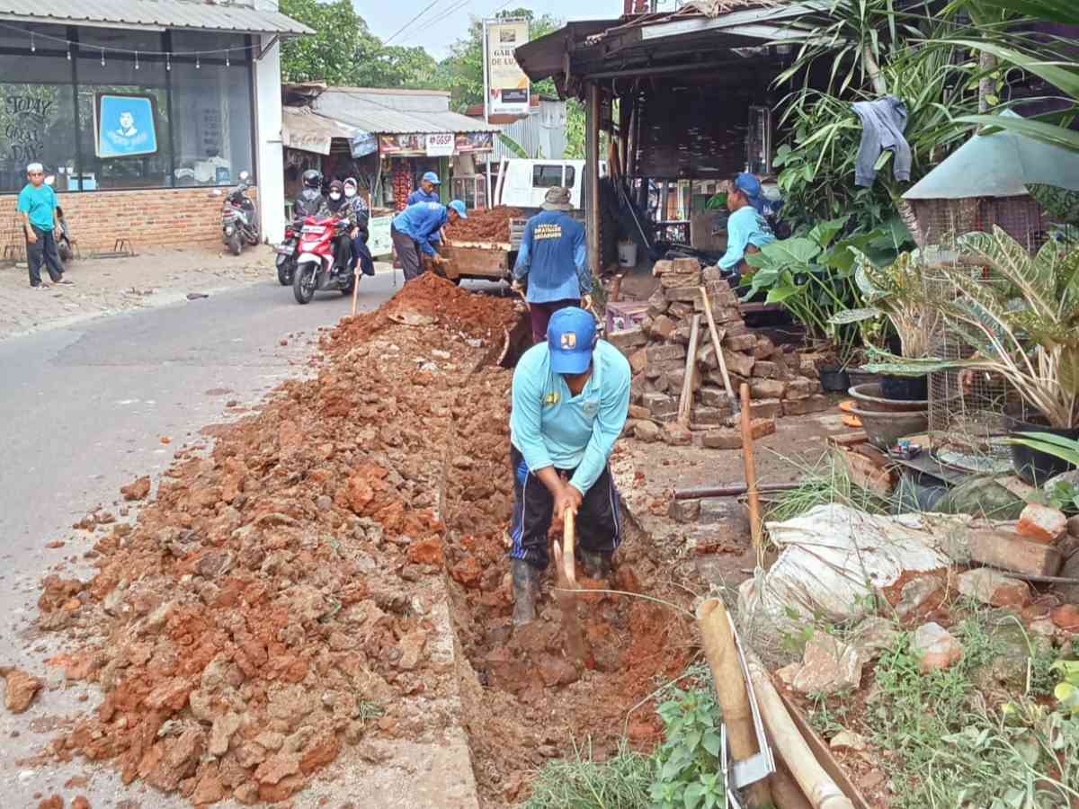 Dinas Sumber Daya Air Bina Marga dan Bina Konstruksi (DSDABMBK) Tangsel membantu warga percepat pembuatan drainase. (Foto : Bowie RNews) Dinas Sumber Daya Air Bina Marga dan Bina Konstruksi (DSDABMBK) Tangsel membantu warga percepat pembuatan drainase. (Foto : Bowie RNews)
