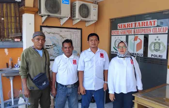 M. Ristanto (Aris) Ketua Projo Kabupaten Cilacap bersama beberapa pengurus mendatangi Bawaslu konsultasi dugaan oknum Kades langgar netralitas Pemilukada. (Foto: Tunjang Drs RNews)