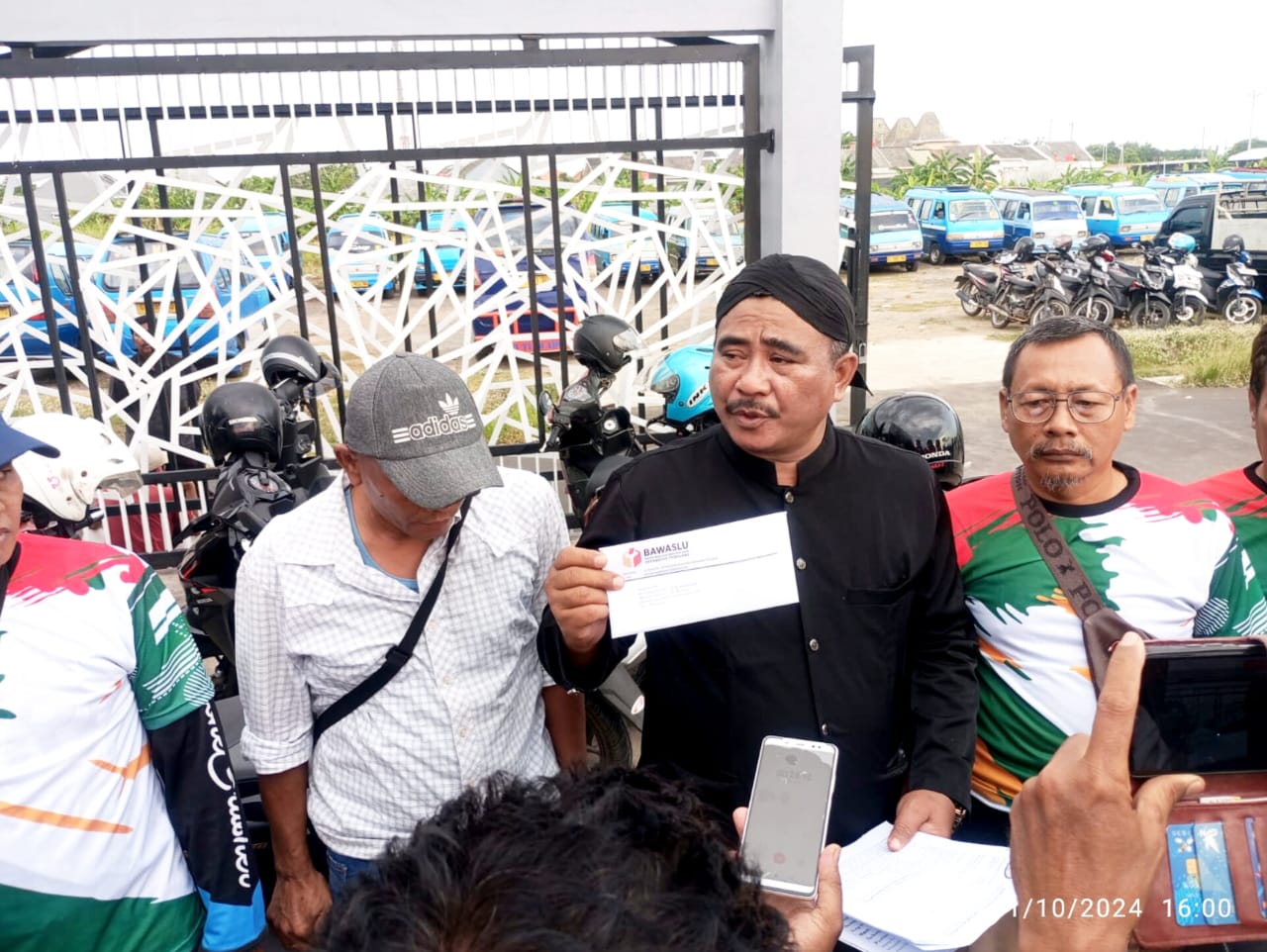 Imam Subiyanto, Ketua Dewan Paguyuban sopir angkot (tengah) yang menunjukan surat resmi dari Bawaslu kepada beberapa awak media. (Foto: Rae Kusnanto RNews)