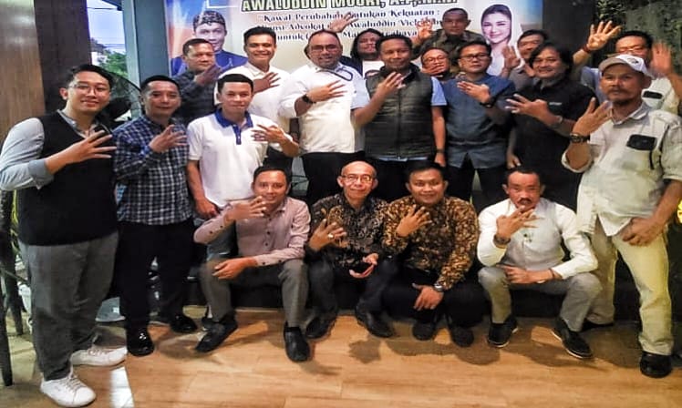 Momen foto bersama calon Bupati Awaluddin Muuri dan Aliansi Advokat Cilacap pada pertemuan di Atrium Premiere Hotel Cilacap. (Foto : Tunjang Drs RNews) Momen foto bersama calon Bupati Awaluddin Muuri dan Aliansi Advokat Cilacap pada pertemuan di Atrium Premiere Hotel Cilacap. (Foto : Tunjang Drs RNews)