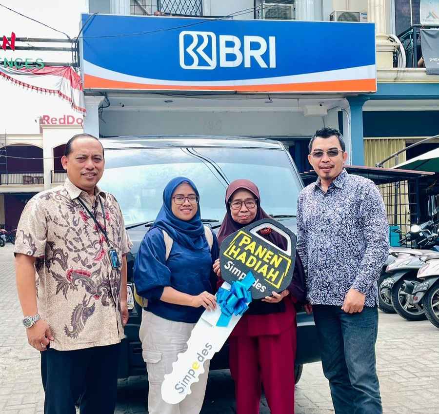 Dari sebelah kiri, Pimpinan Cabang BRI Kantor Cabang Tanjung Duren, Tri Ichsan Nur. Ibu Parsini penerima hadiah grand prize. Anak dari Ibu Parsini. Kepala BRI Unit Joglo Baru, Imam Budi Santoso saat penyerahan hadiah grand prize PHS tahap I periode tahun 2024 di Halaman Kantor BRI Jakarta pada Selasa (15/10/2024).(Foto : RNews)