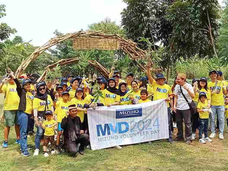 PT Bank Mizuho Indonesia bekerjasama dengan Pemerintah Tangerang Selatan tanam 1.000 pohon bambu petung di Kampung Ekowisata Keranggan pada Sabtu (9/11/2024). (Foto : Bowie RNews)