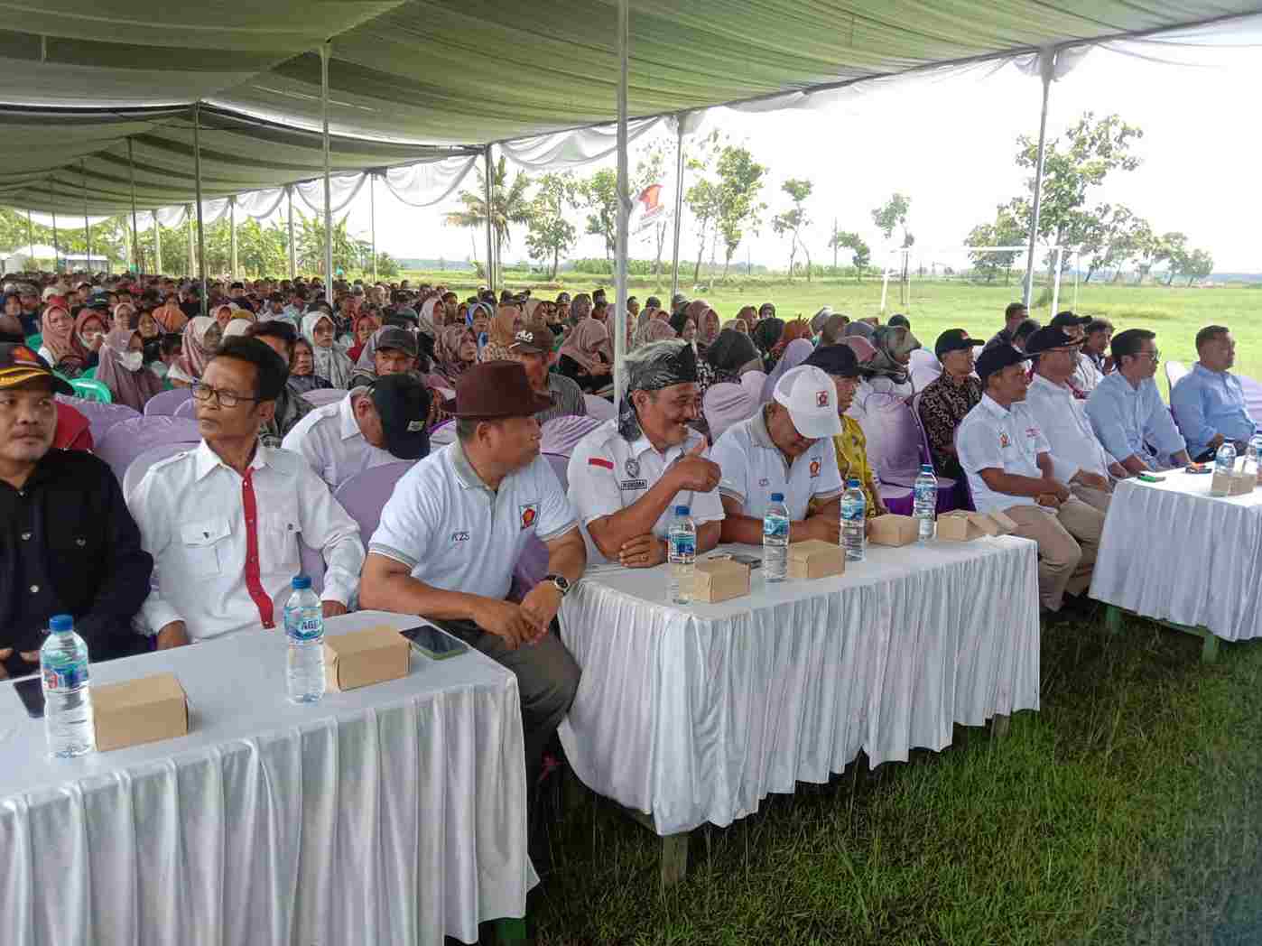 Tampak depan Suheri sebelah kiri paling kanan duduk bersama jajaran pengurus PAC dari masing-masing kecamatan saat reses masa sidang 1 tahun 2024 Partai Gerindra Dapil II yang digelar di Lapangan Sido Muncul, Desa Bulaksari, Kecamatan Bantarsari pada Sabtu (23/11/24). (Foto : Tunjang Drs RNews) Tampak depan Suheri sebelah kiri paling kanan duduk bersama jajaran pengurus PAC dari masing-masing kecamatan saat reses masa sidang 1 tahun 2024 Partai Gerindra Dapil II yang digelar di Lapangan Sido Muncul, Desa Bulaksari, Kecamatan Bantarsari pada Sabtu (23/11/24). (Foto : Tunjang Drs RNews)
