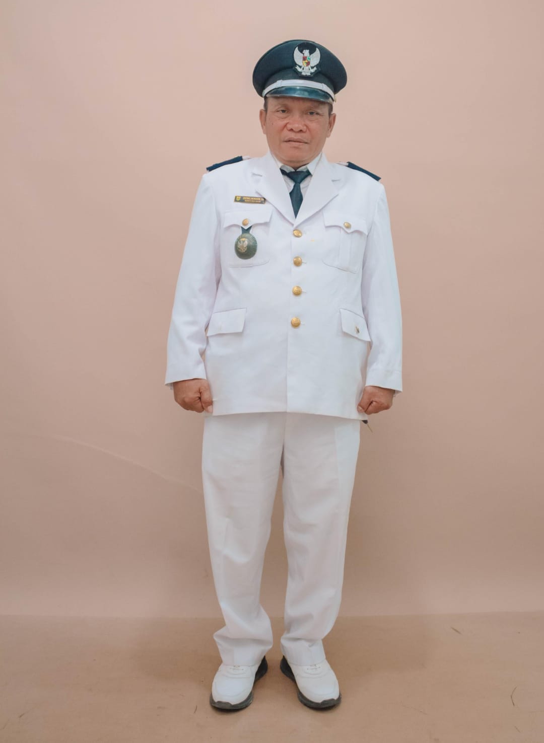 Enthing Zaenudin, SH selaku Kepala Desa Bulagor, Kecamatan Pagelaran, Kabupaten Pandeglang, Provinsi Banten. (Dok. Ambang RNews) Enthing Zaenudin, SH selaku Kepala Desa Bulagor, Kecamatan Pagelaran, Kabupaten Pandeglang, Provinsi Banten. (Dok. Ambang RNews)