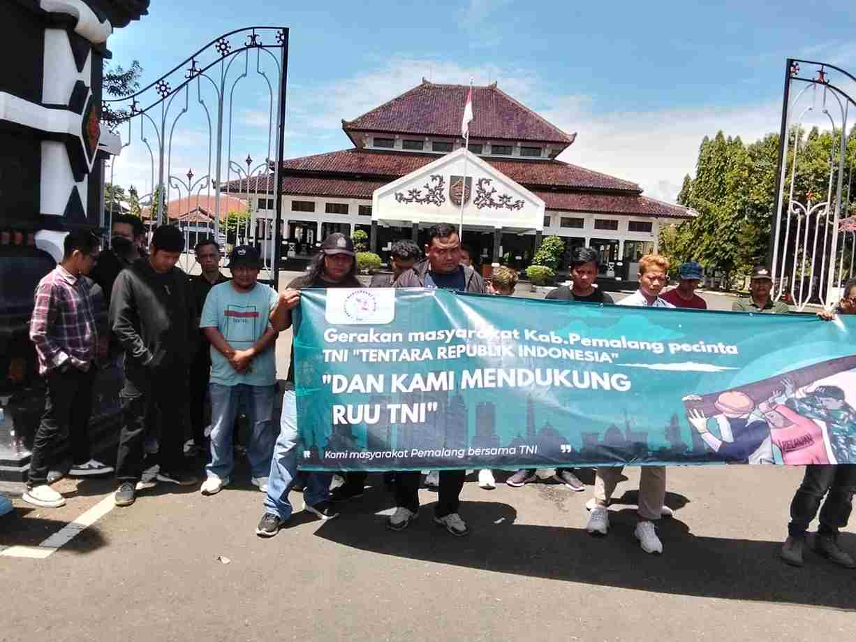 Puluhan warga masyarakat yang tergabung di Gerakan Masyarakat Pemalang Pecinta (GMPP) TNI menggelar aksi damai menyatakan dukungan pengesahan RUU TNI di Depan Pendopo Kabupaten Pemalang pada Sabtu (29/3/2025). (Dok. Rae Kusnanto)