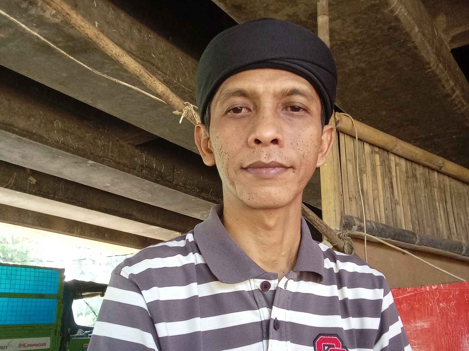 Foto: Seorang Rakyat Jelata, Joko Kusuma yang menceritakan sekilas kisah masa lampau saat di pinggir Sungai Cisadane Kampung Ekowisata Keranggan, Tangerang Selatan. (Dok. Revolusi News) Foto: Seorang Rakyat Jelata, Joko Kusuma yang menceritakan sekilas kisah masa lampau saat di pinggir Sungai Cisadane Kampung Ekowisata Keranggan, Tangerang Selatan. (Dok. Revolusi News)