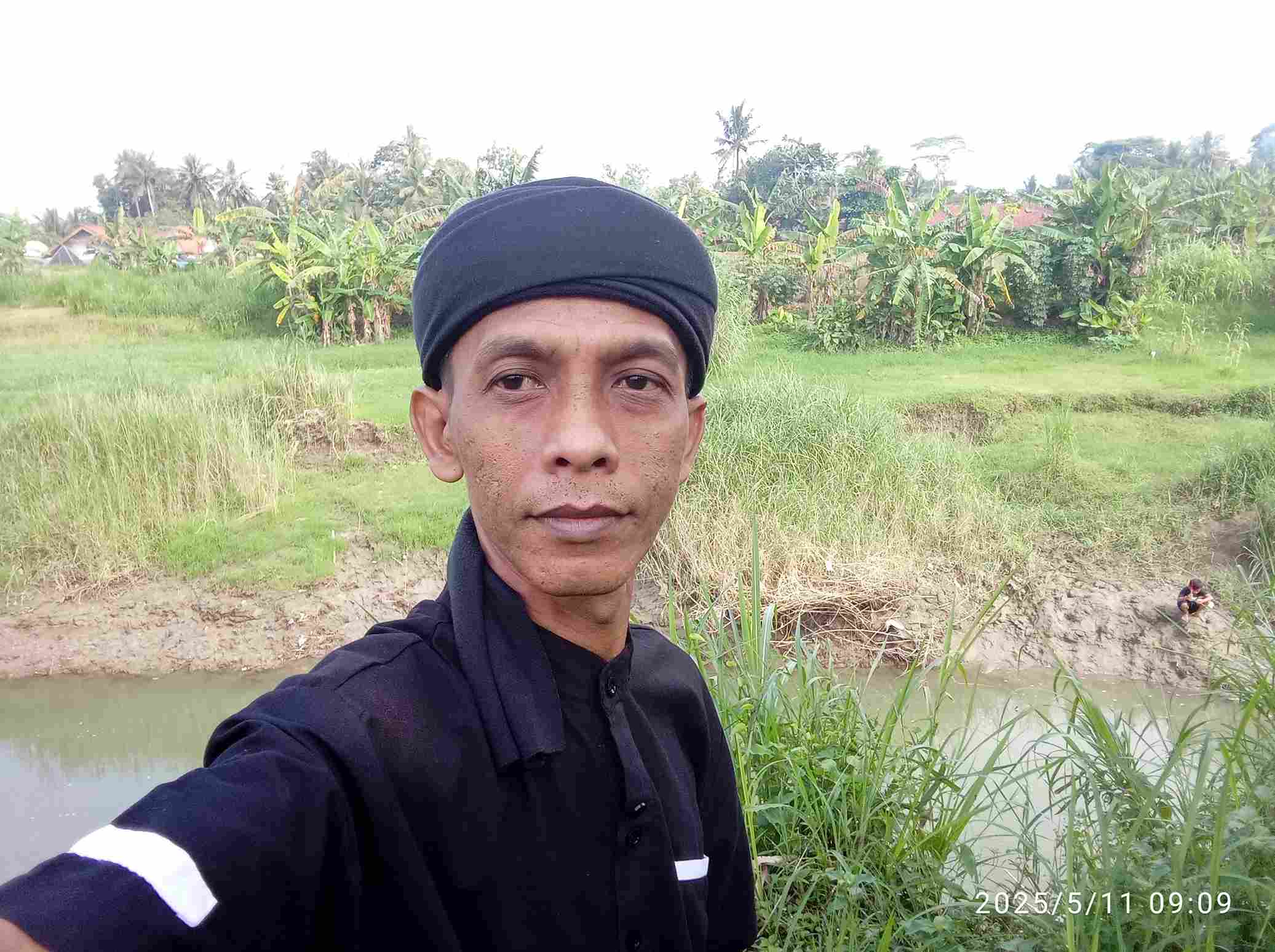 Foto Joko Kusuma di Pinggir Kali Cimeneng Rawajaya Kabupaten Cilacap, Jawa Tengah. (Dok. Revolusi News) Foto Joko Kusuma di Pinggir Kali Cimeneng Rawajaya Kabupaten Cilacap, Jawa Tengah. (Dok. Revolusi News)