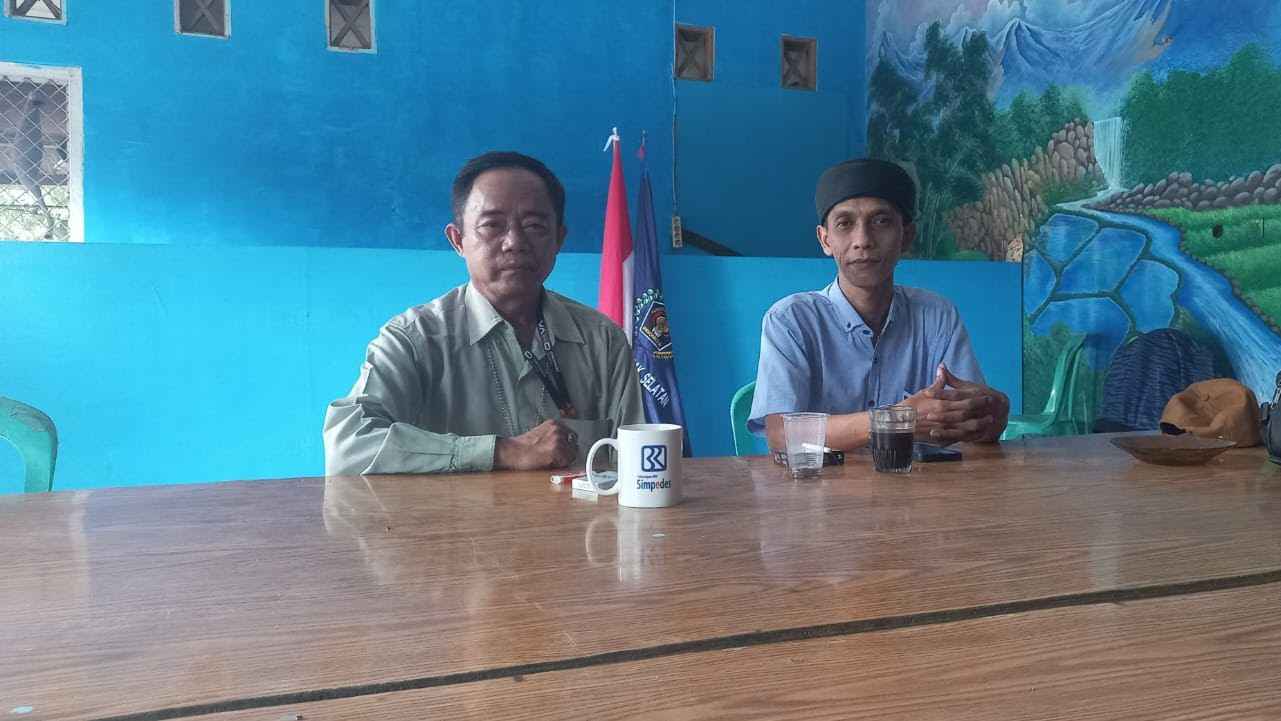 Foto bersama Kaperwil Revolusi News Banten di Bayah, Kabupaten Lebak, Banten.